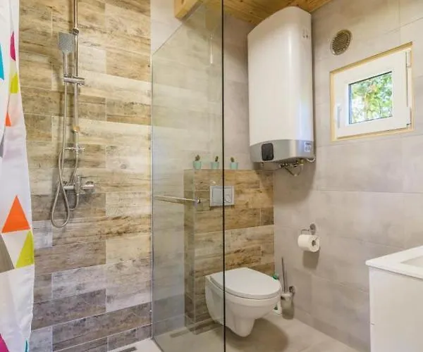 Piamola Z Wiata Do Grillowania Lodge *